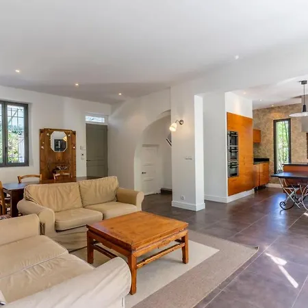 Magnificent House With Pool And Terrace בית נופש